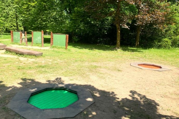 Zemní trampolíny oživily městský park v Rožnově pod Radhoštěm