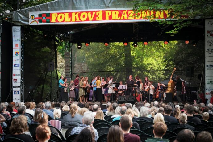 Folkové prázdniny lákají na hvězdy world music a krásné prostředí zámku a parku v Náměšti nad Oslavou