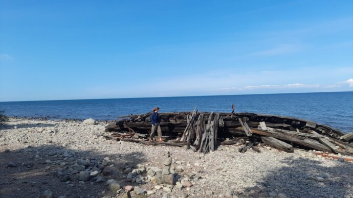 Vrak škuneru v rezervaci Trollskogen. Foto: ©Citybikes 