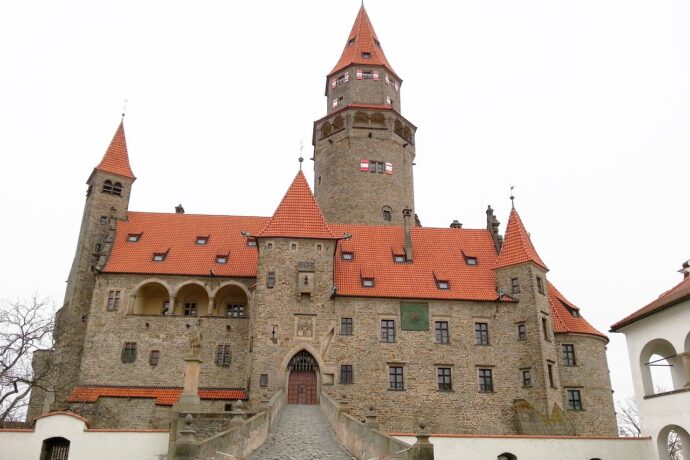 Hrad Bouzov je oblíbeným cílem výletů. Znáte ho z filmů