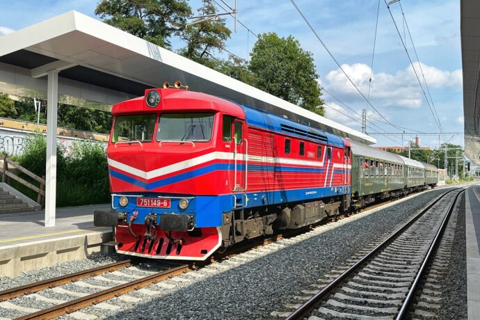 Spanilá jízda motorového rychlíku pražskými tunely a mosty