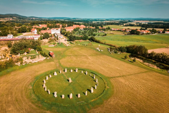 Stonehenge v Česku? Najdete ho na jihu Čech v Holašovicích