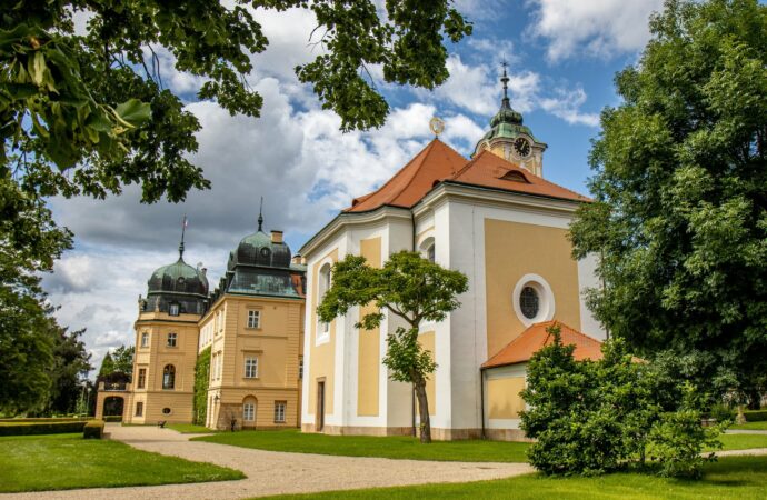 Kostel Nejsvětějšího Jména Ježíš. Foto © Obec Lány, Jan Votava