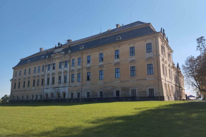 Poklady zámku Lysá nad Labem. Objevte krásu architektury a zámeckých zahrad