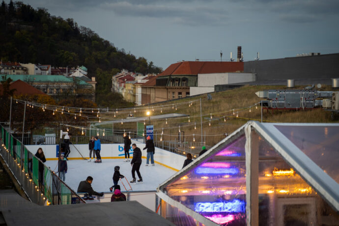 Ledové kluziště střecha OC Smíchov 2024/2025. Bruslení na terase Ice Rink