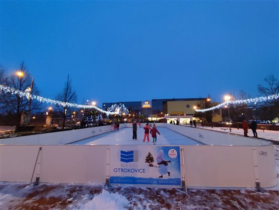 Veřejné kluziště Otrokovice 2024/2025. Bruslení na mobilním ledovém kluzišti