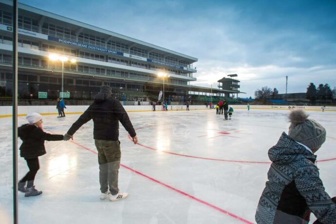 Veřejné kluziště Pardubice 2024/2025. Bruslení ve sportovním parku