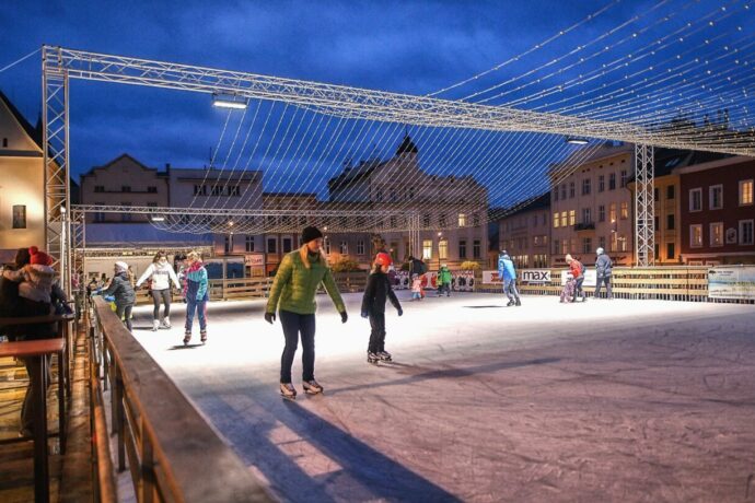 Veřejné kluziště Olomouc 2024/2025. Bruslení na tržnici pod vyhlídkovým kolem