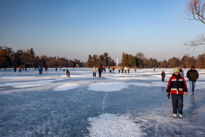Zámecký rybník v Lednici, bruslení. Foto © Cecik