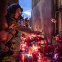 25.12.2023, Praha Pieta ze zesnulé po masové střelbě na filozofické fakultě před fakultou na Palachově náměstí. svíčky, smutek, vzpomínka, smrt FOTO: MAFRA, Anna Boháčová
