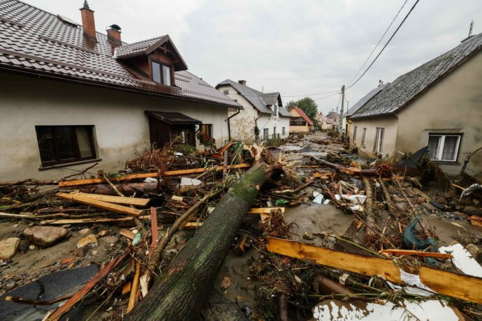 Mikulovice, 16/09/2024. Místní se vracejí ke svým obydlím, které poničila řeka Bílá. Foto: ©MAFRA - PETR TOPIČ