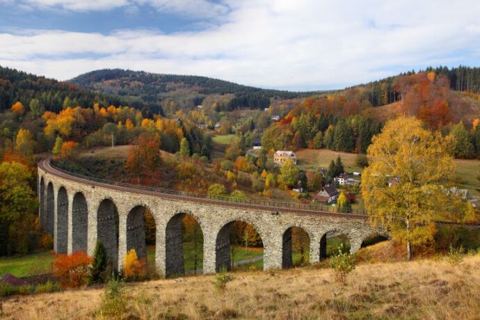 Novinský viadukt v Kryštofově Údolí je monumentální technická památka v srdci přírody