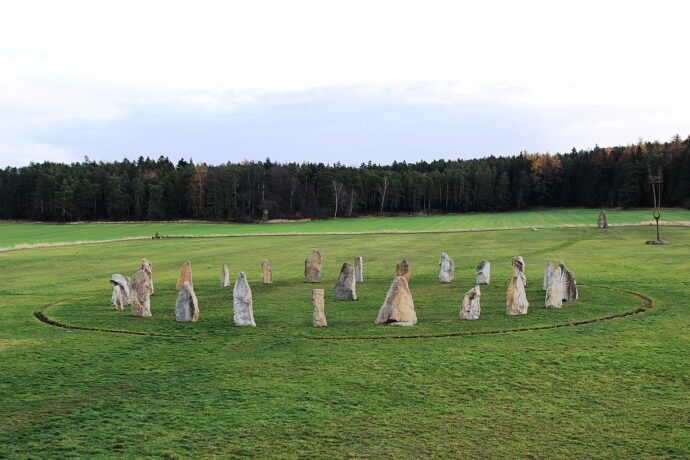 Holašovice, Stonehenge Foto © Richenza / Creative Commons / CC0 License