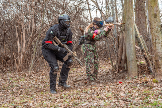 Na fotografii je zachycen hráč MagFed paintballu (vlevo) a hráčka klasického paintballu (vpravo) bok po boku. 