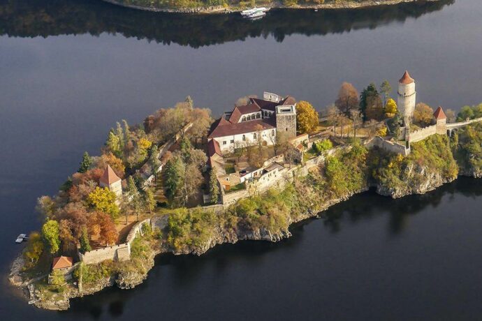 Na který hrad se dostanete parníkem? Markomanka zde střeží tajemství a Rarášek škodí návštěvníkům!