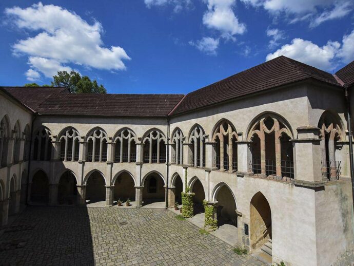 Hradní nádvoří, Zvíkov. Foto © se svolením Píseckem