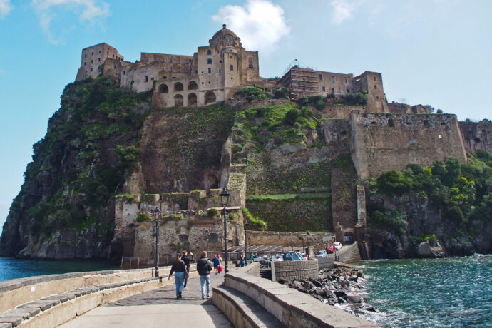 Ostrov Ischia – skrytý klenot Itálie. Tady se vykoupete v moři po celý rok