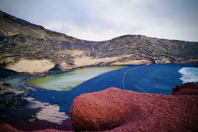 Nečekané kouzlo Lanzarote. Krajina jako z  Marsu, sopečné vinice a architektura, která  splývá s přírodou 
