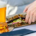 Sendviče, co vás dostanou do kolen – Pastrami Pop Up je zpátky v Holešovické tržnici!