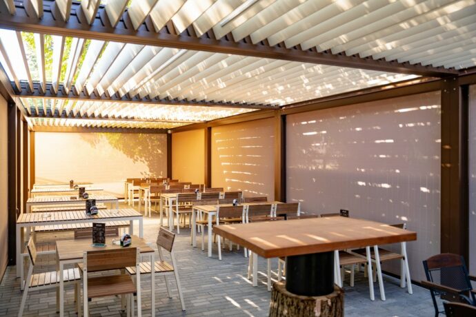 Bioklimatická pergola vám umožní naklápět lamely podle aktuálního počasí. Zdroj: Sunsystem.cz 