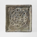 1. Kachel s motivem rozety, 2. polovina 15. století. Foto: ©Vlastivědné muzeum Olomouc