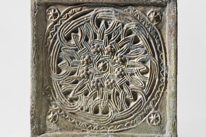 1. Kachel s motivem rozety, 2. polovina 15. století. Foto: ©Vlastivědné muzeum Olomouc
