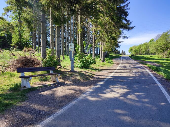 Cesta nahoru vede převážně po zpevněné cestě. Foto © se svolením Lucie Stříbrná