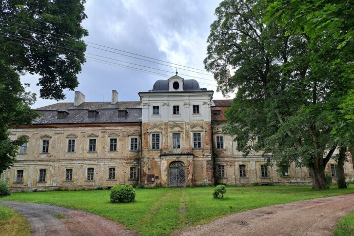 Objevte Dolní Lukavici. Zámek, řeku a příběhy zapomenuté v čase