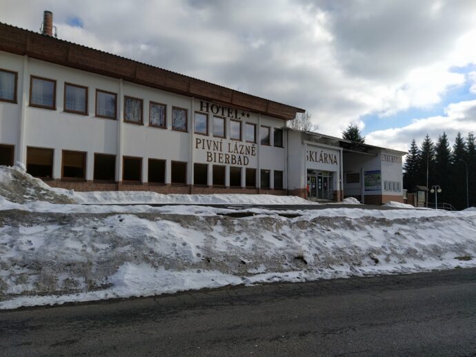 Parkoviště u sklárny. Foto © se svolením Lucie Stříbrná