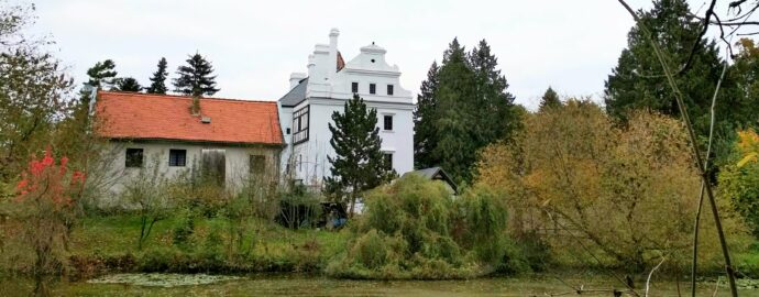 Pohled na zámek od rybníka. Foto © se svolením Lucie Stříbrná