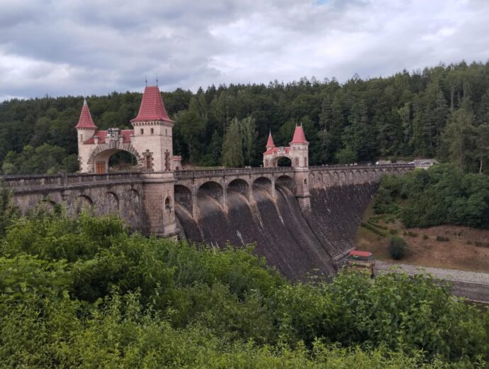 Přehrada Les království, u vodní elekrárny. Foto © se svolením KatBer