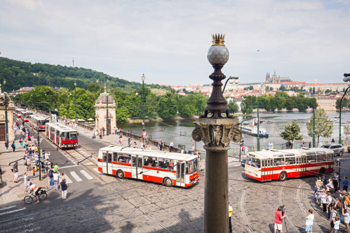 Autobusový průvod na mostě Legií v roce 2015 Foto: DPP – Petr Adámek