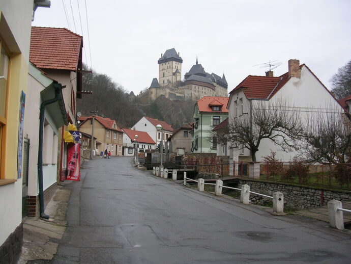Karlštejn, obec s hradem. Foto © Autor ŠJů, Wikipedia, volné dílo