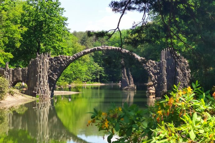 Za rozkvetlými rododendrony do německého Saska. Navštivte rozlehlé parky v Kromlau a Bad Muskau
