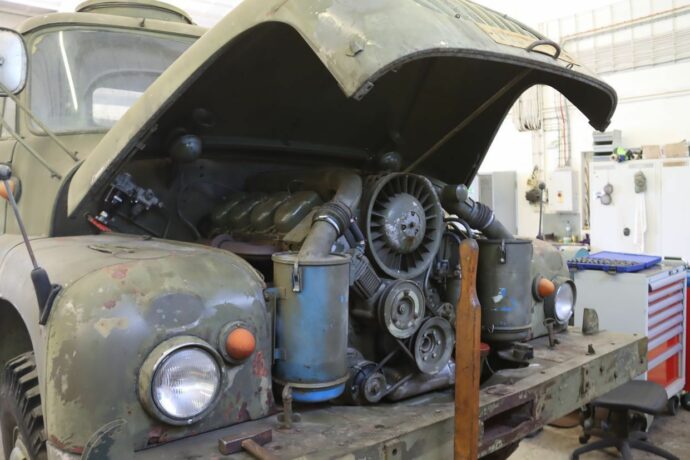 Pohled na motor nákladního vozu TATRA 138 v dílnách VTM Lešany. FOTO Jiří Reichl, VHÚ Praha