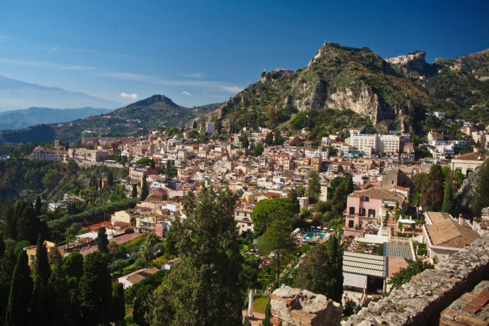 Taormina je prý nejkrásnější město Sicílie. Najdete tu starobylé památky, strmé svahy i křišťálově čisté moře