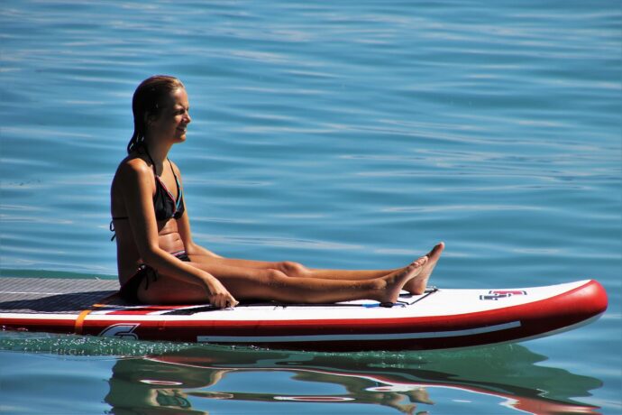 Objevte kouzlo Slapské přehrady z paddleboardu. Tipy na trasu, občerstvení i kempování ve Ždáni