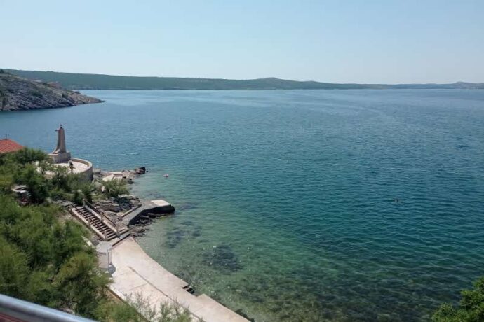 Chorvatsko trochu jinak. Novigradské moře představuje únik od chaosu a přeplněných pláží