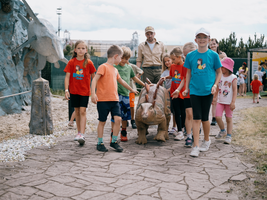 Chodící mládě stegosaura. Foto: ©DinoPark