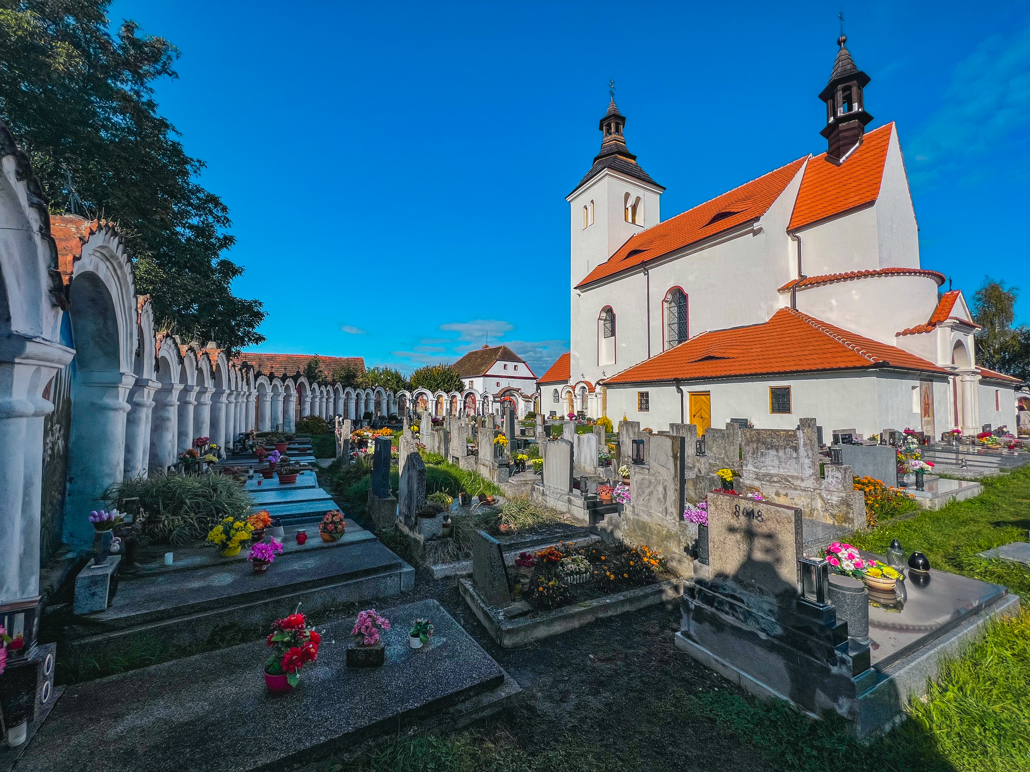 Kapličkový hřbitov Albrechtice nad Vltavou. Foto: ©Píseckem