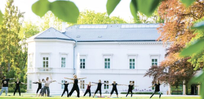 Letní lekce jógy na zámku v Ratměřicích. Foto: ©Zámek Ratměřice