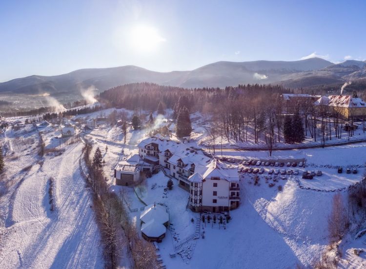 Hotel Dziki Potok Karpacz v zimě – pohled z ptačí perspektivy na zasněžené Krkonoše