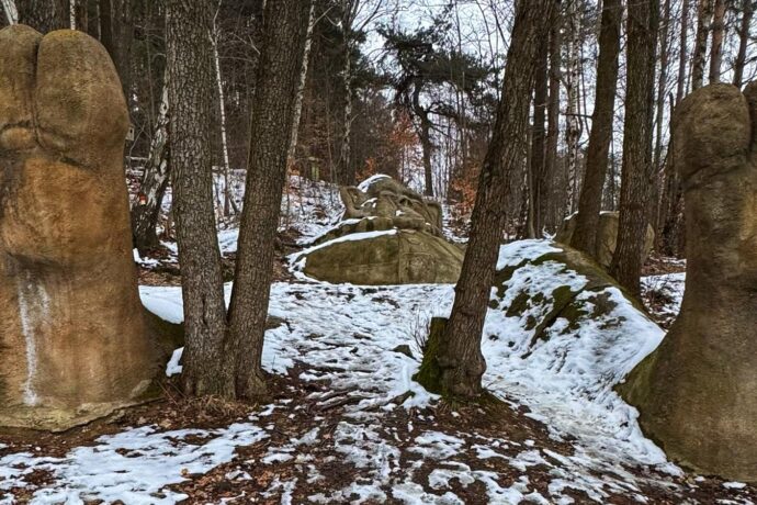 Výlet s pejskem kolem Ještědu. Okruh z Horky přes spícího obra, Ještědský vodopád a hřebenovku až na ikonický vrchol