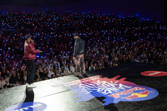Diváci hlasovali o postupu tanečníků pomocí svítících náramků. Zdroj_: © Red Bull CZ (Jan Kasl)