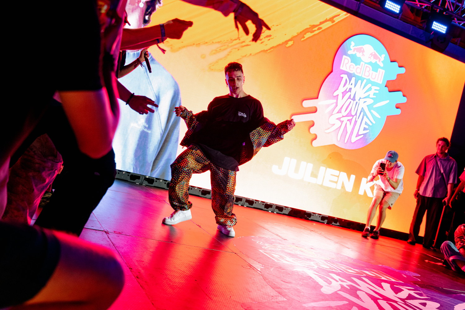 Julien Ko zachycen během finálového tanečního souboje na soutěži Red Bull Dance Your Style v Praze, Česká republika, dne 8. června 2024. Zdroj: © Red Bull CZ (Jakub Zeman)