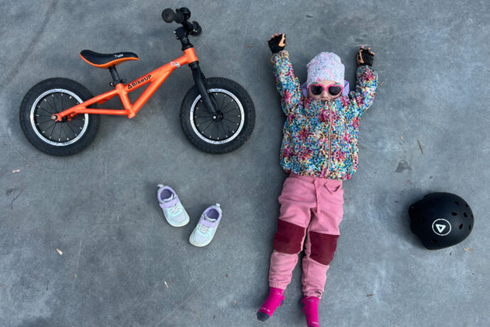 Boty, helma, odrážedlo… a dobrodružství může začít. www.bikeup.rent