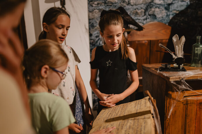 Výstava Macourek - Dívka na koštěti. Foto: © Jaroslav Šafer, Muzeum Kroměřížska