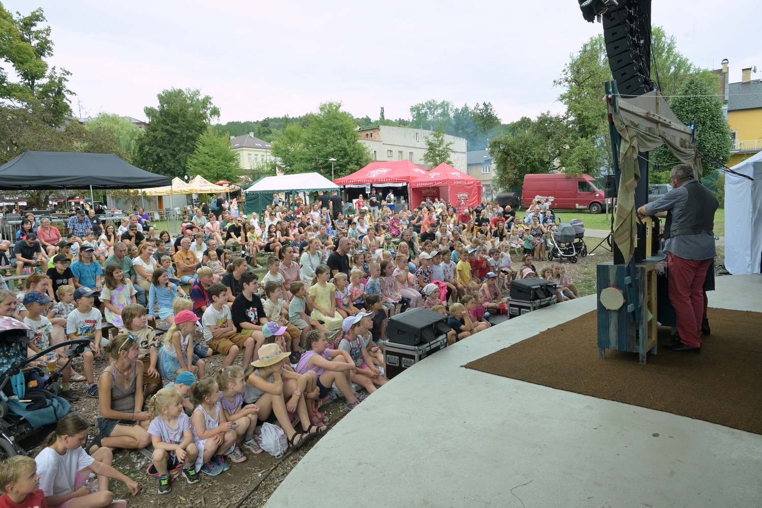 96. ročník divadelního festivalu Jiráskův Hronov láká návštěvníky na desítky divadelních představení, koncertů, tanec i výstavy