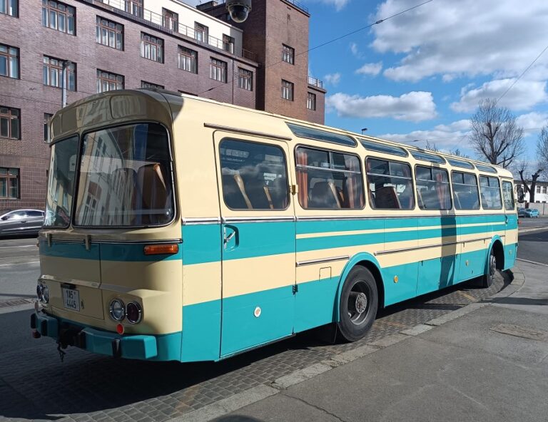 Historickým autobusem na prohlídku elektrárny Orlík